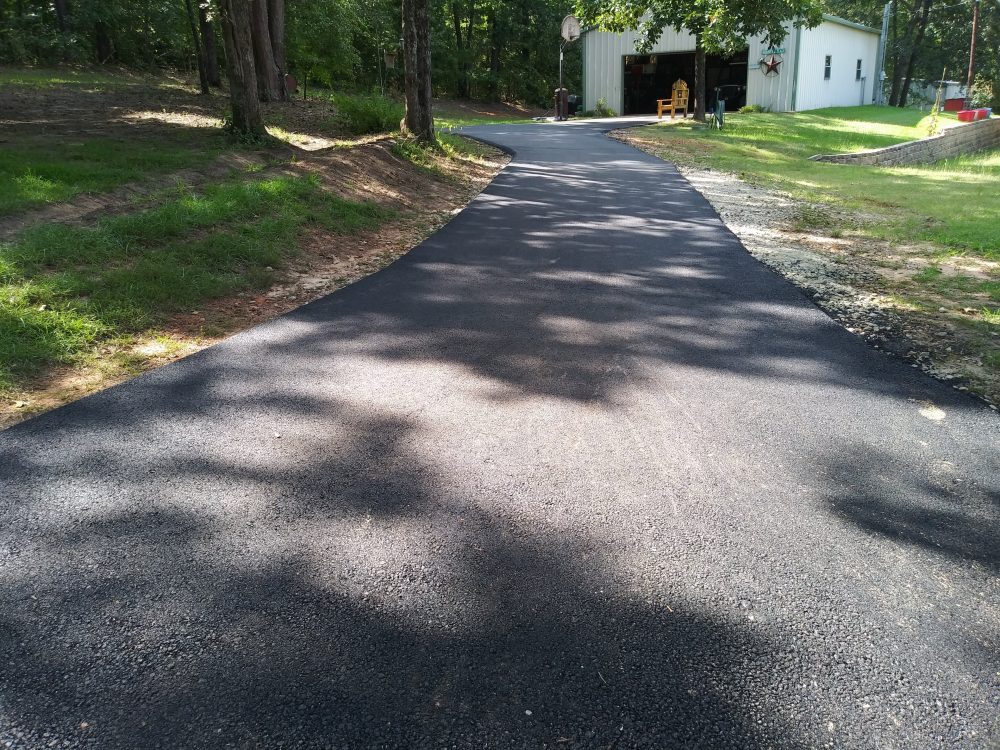 2 Important Asphalt Services A Commercial Contractor Can Provide